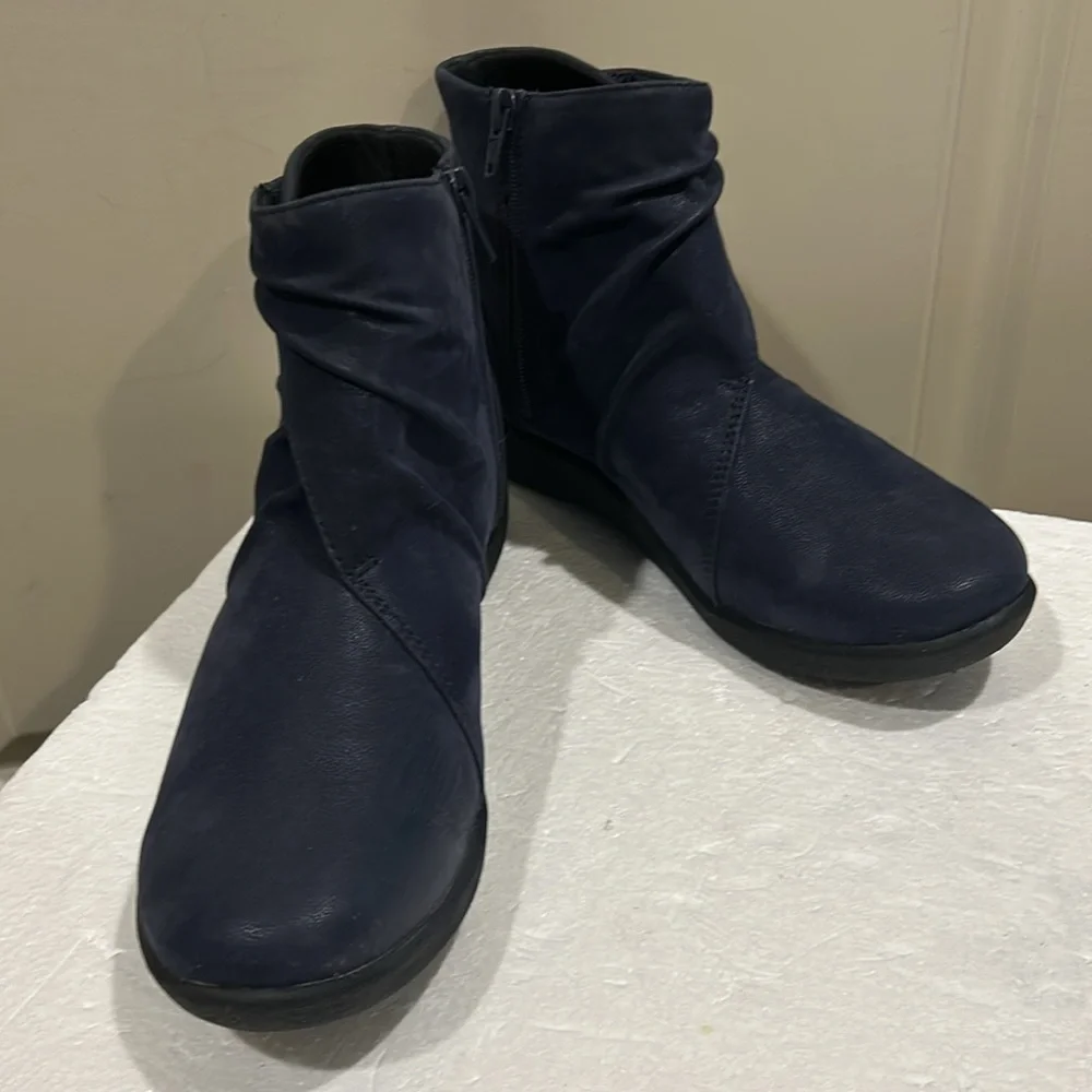 NWT Clarks Cloudsteppers cushion insoles Ankle ruched Boots zip up size 7 blue